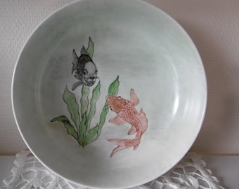 Bowl en porcelaine peinte main décoré de deux poissons avec de grandes algues, d'inspiration japonaise