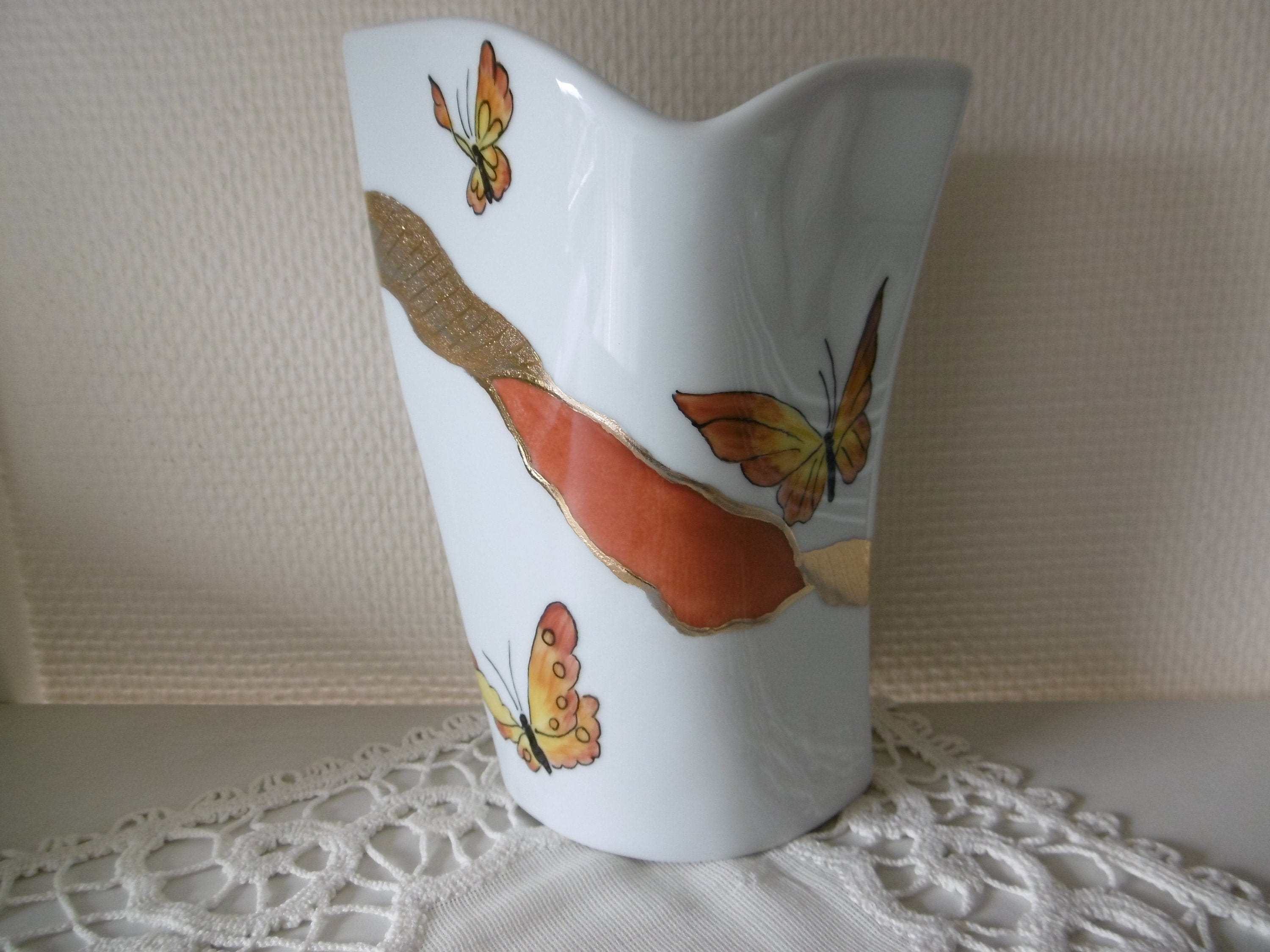 Vase en Porcelaine Peinte Main Papillons Jaune et Rouge avec Motif Doré