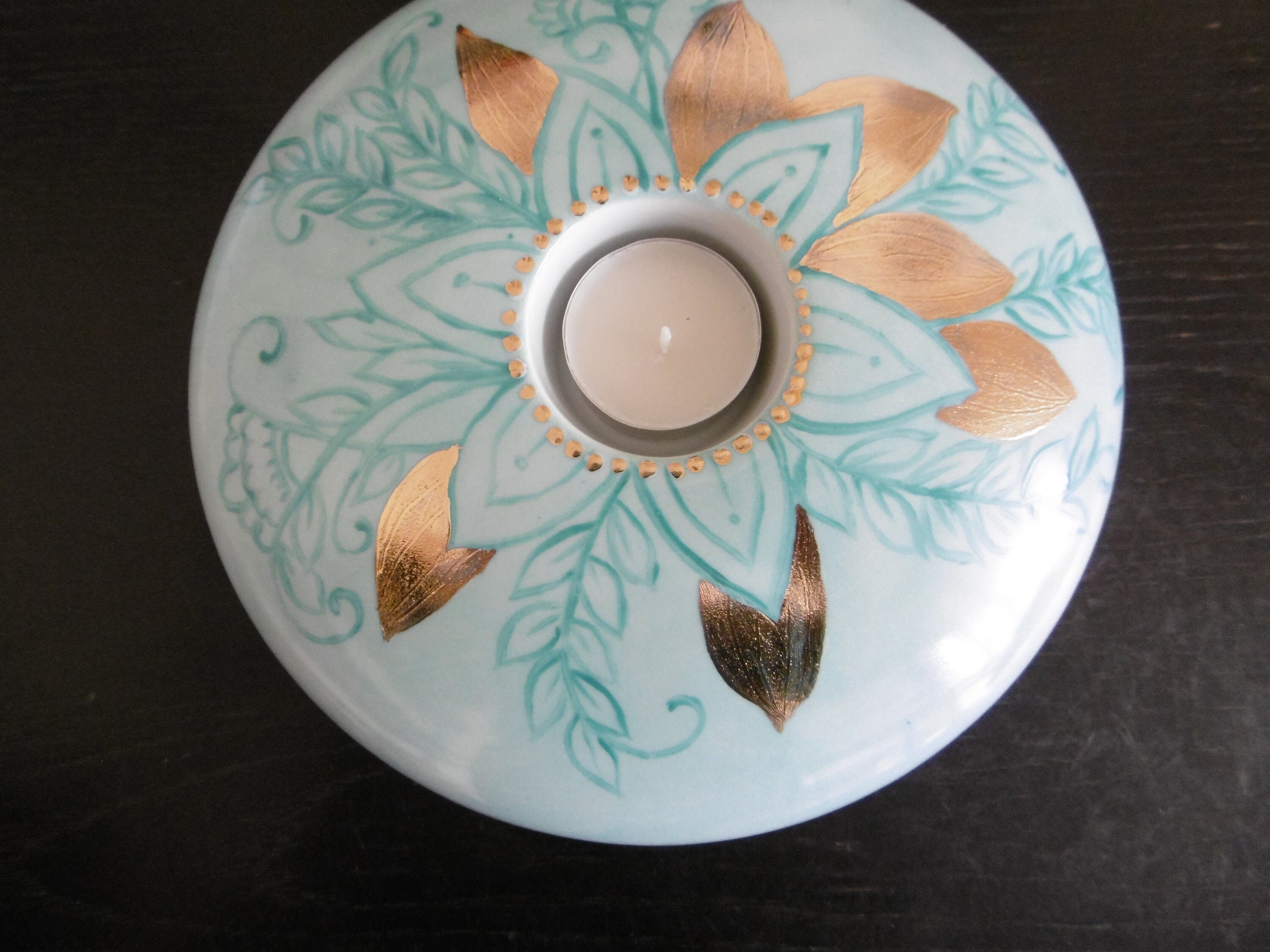 Grand Bougeoir Rond en Porcelaine Peinte à La Main Dessin Indiens Turquoise sur Fond avec Feuilles O