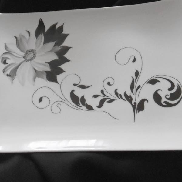 Plat rectangulaire en porcelaine peinte main. Décor moderne d'une fleur grise et son ombre noire avec arabesques