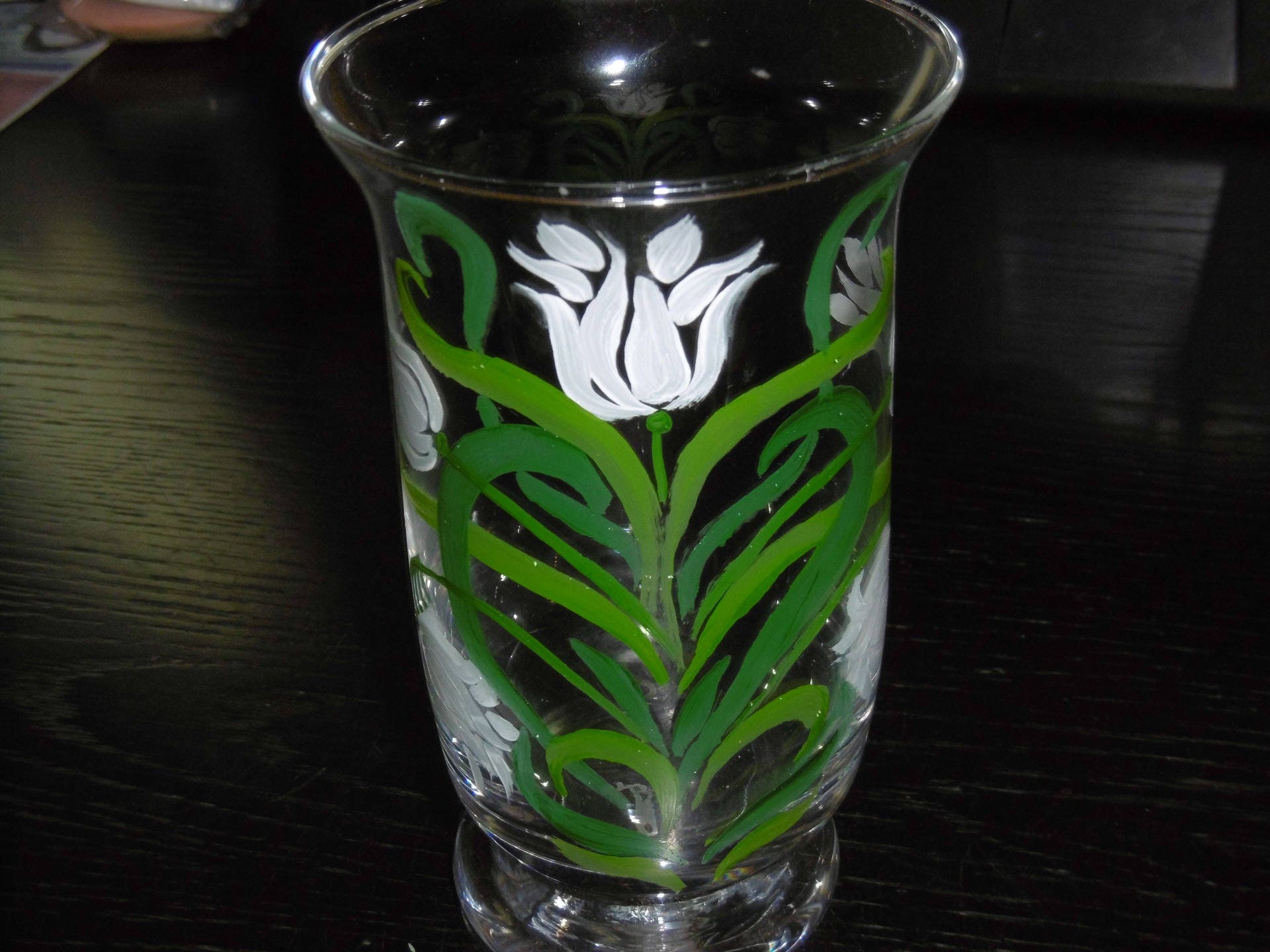 Petit Vase en Verre Peint Main. Motif Art Nouveau.