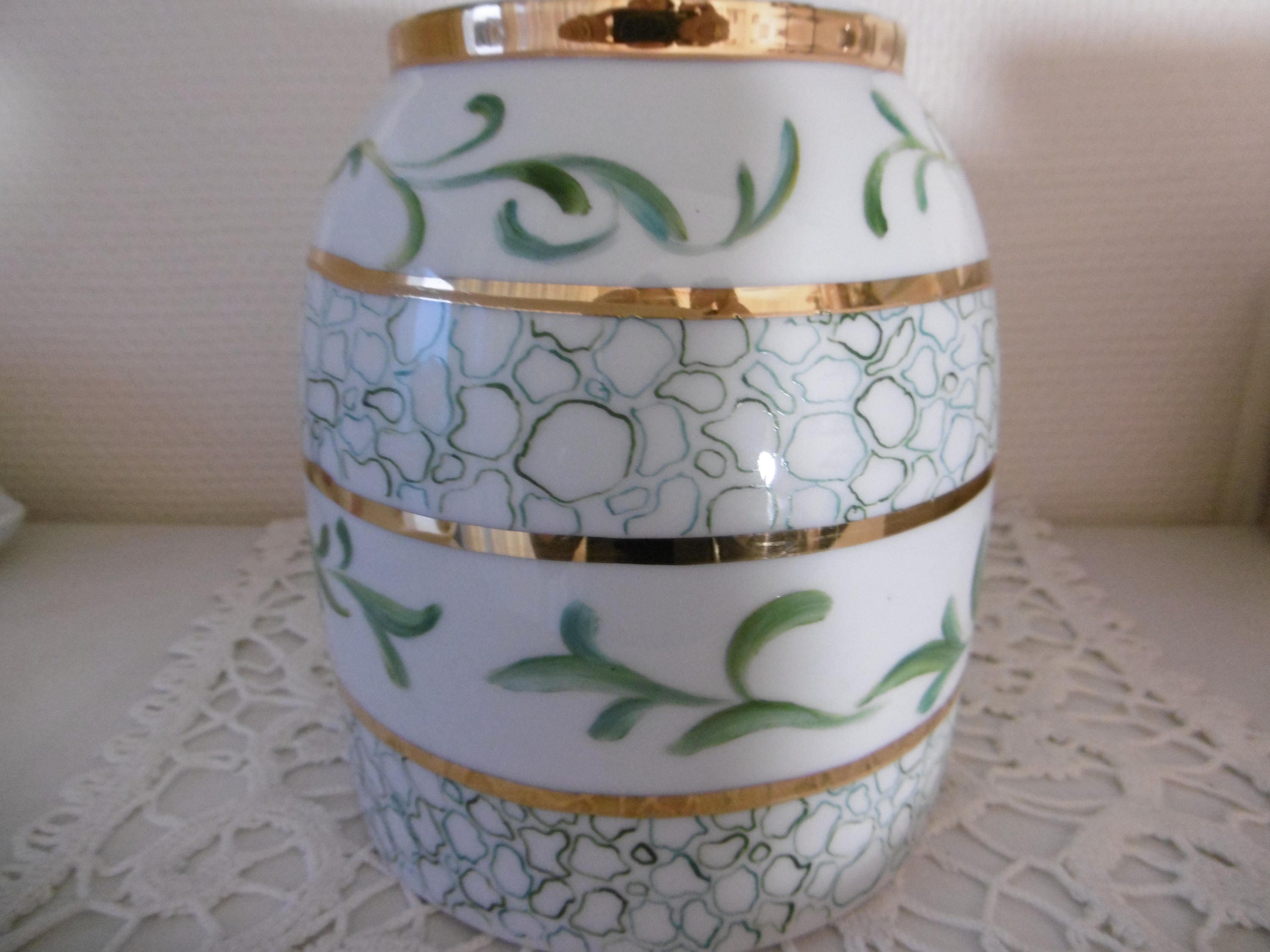 Vase en Porcelaine Peinte Main Arabesques Vertes et Rocaille, Filets Or