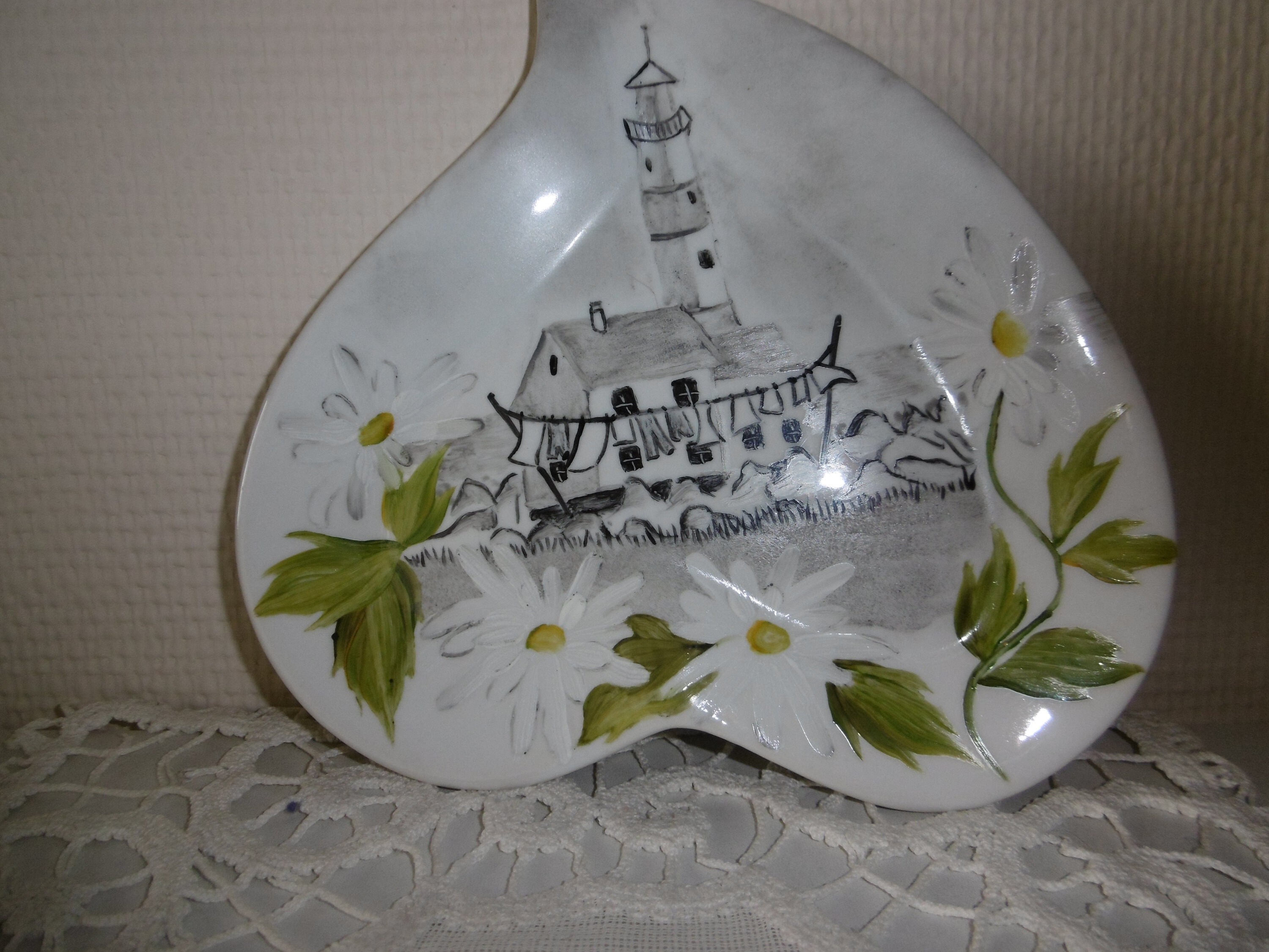 Assiette Coeur en Porcelaine Peinte Main Paysage de Phare Sortant d'une Guirlande Marguerites