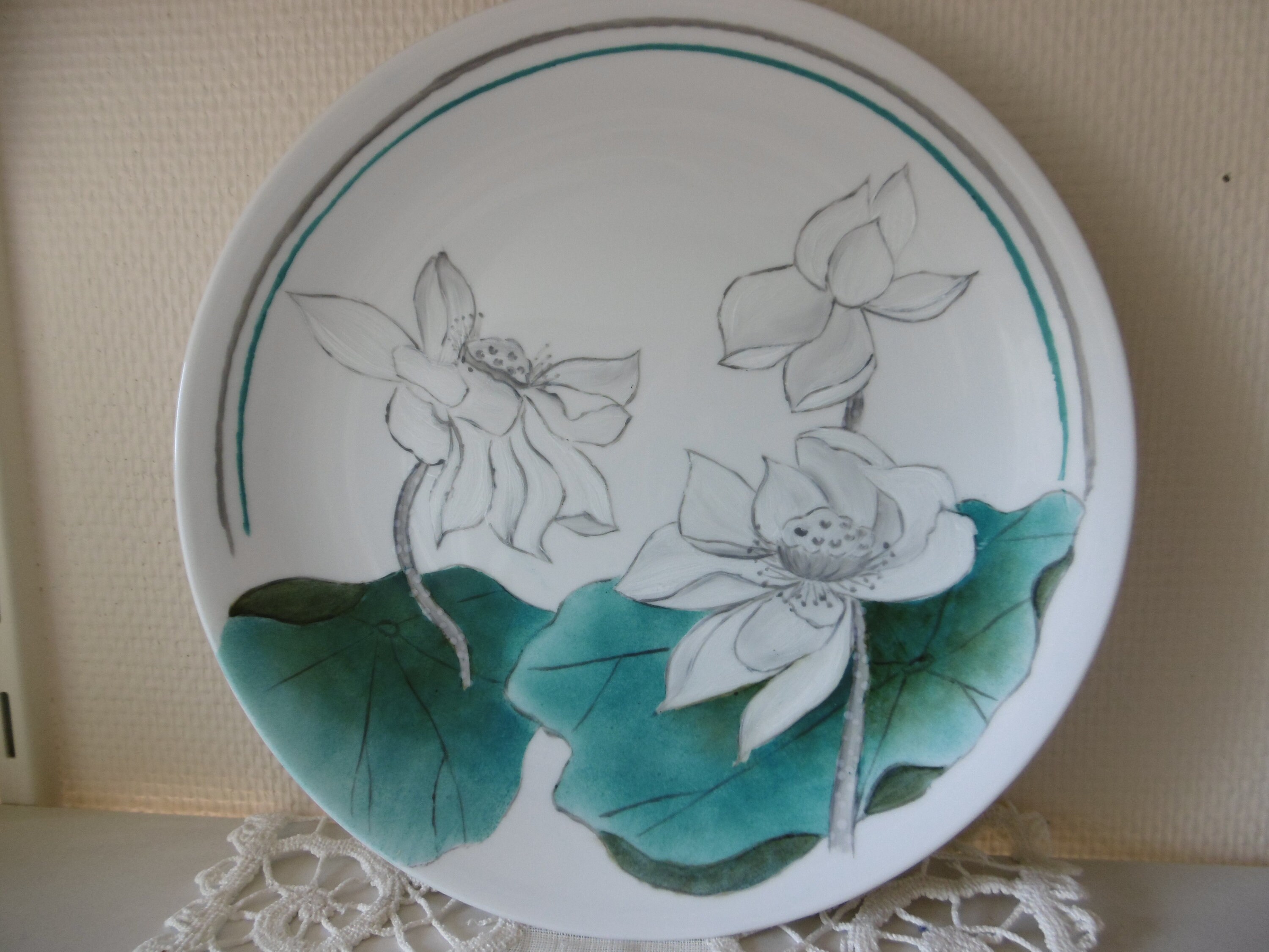 Plat à Gâteau Rond en Porcelaine Peinte Main Motif de Lotus Gris et Feuilles Pétrole.