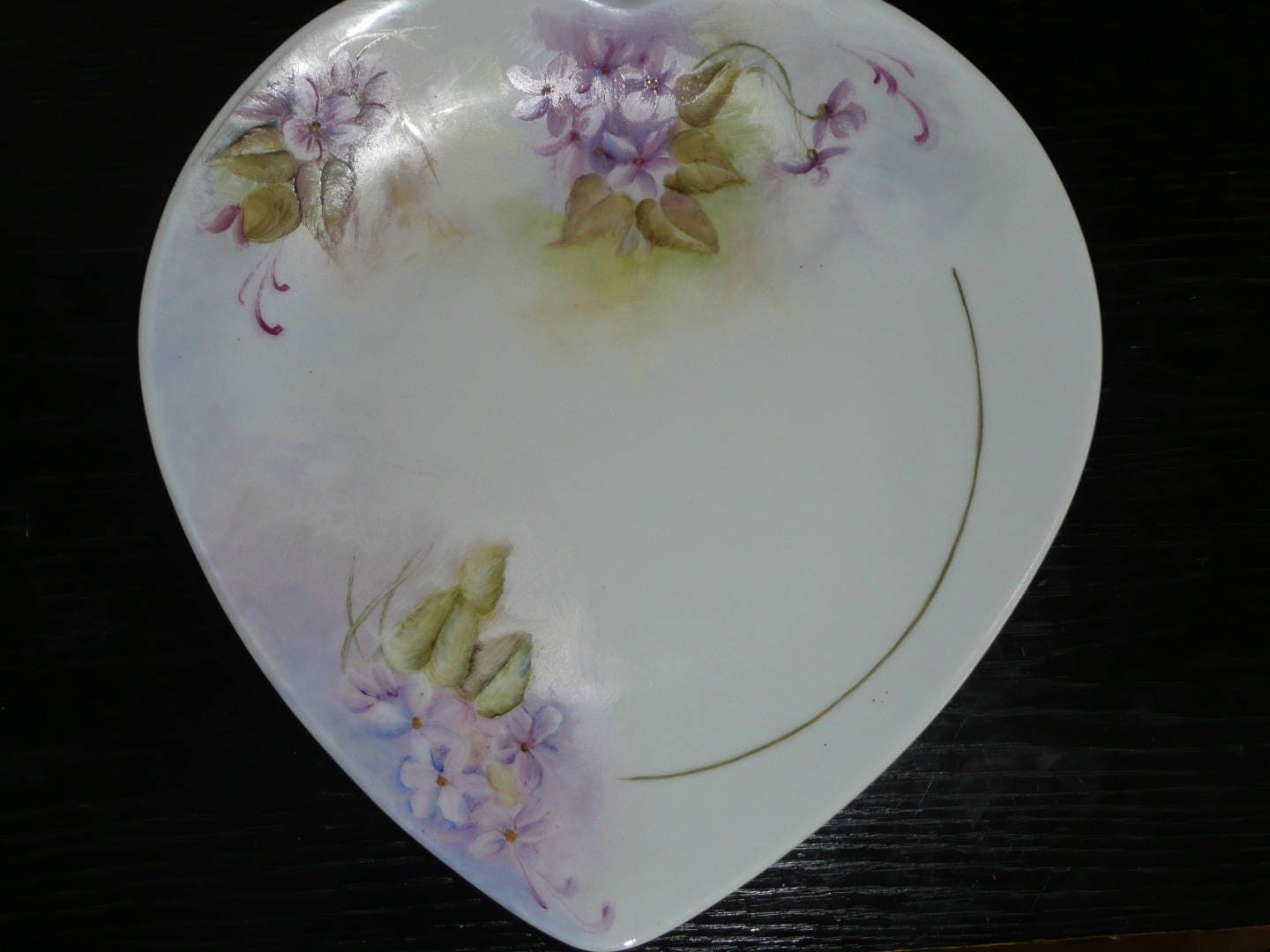 Assiette Coeur en Porcelaine Peinte Main Motif Violettes