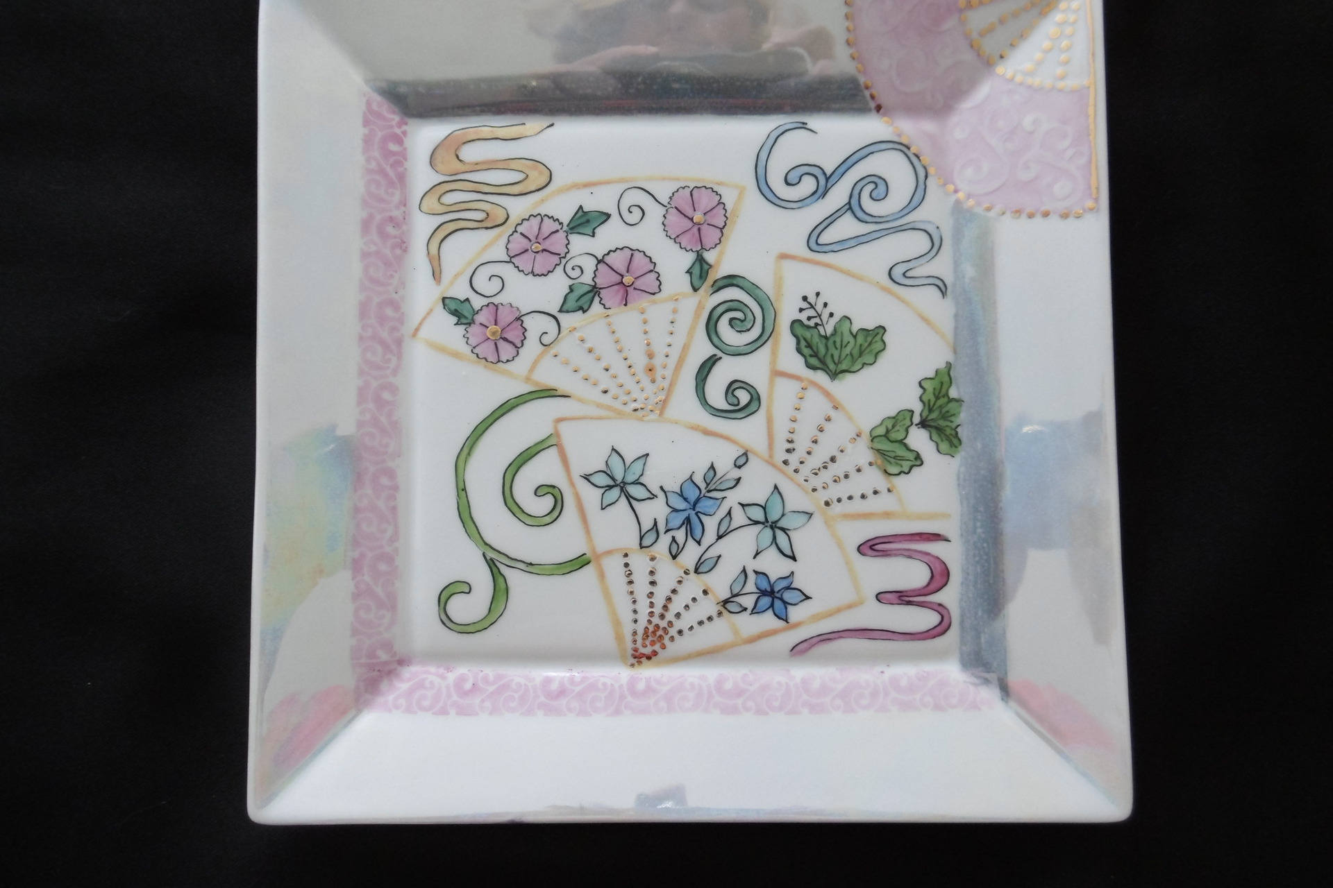 Assiette Carrée en Porcelaine Peinte Main Décorée de 4 Éventails Japonais et Vagues Stylisées. Cadre