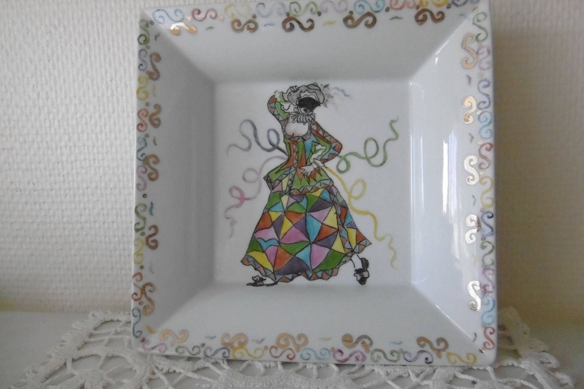 Vide Poche Carré en Porcelaine Peinte Main Arlequine. Motif de Fête.
