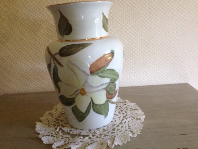 Grand Vase en Porcelaine Peinte Main Motif de Fleurs et Feuilles Magnolia, Filets Or Brillant