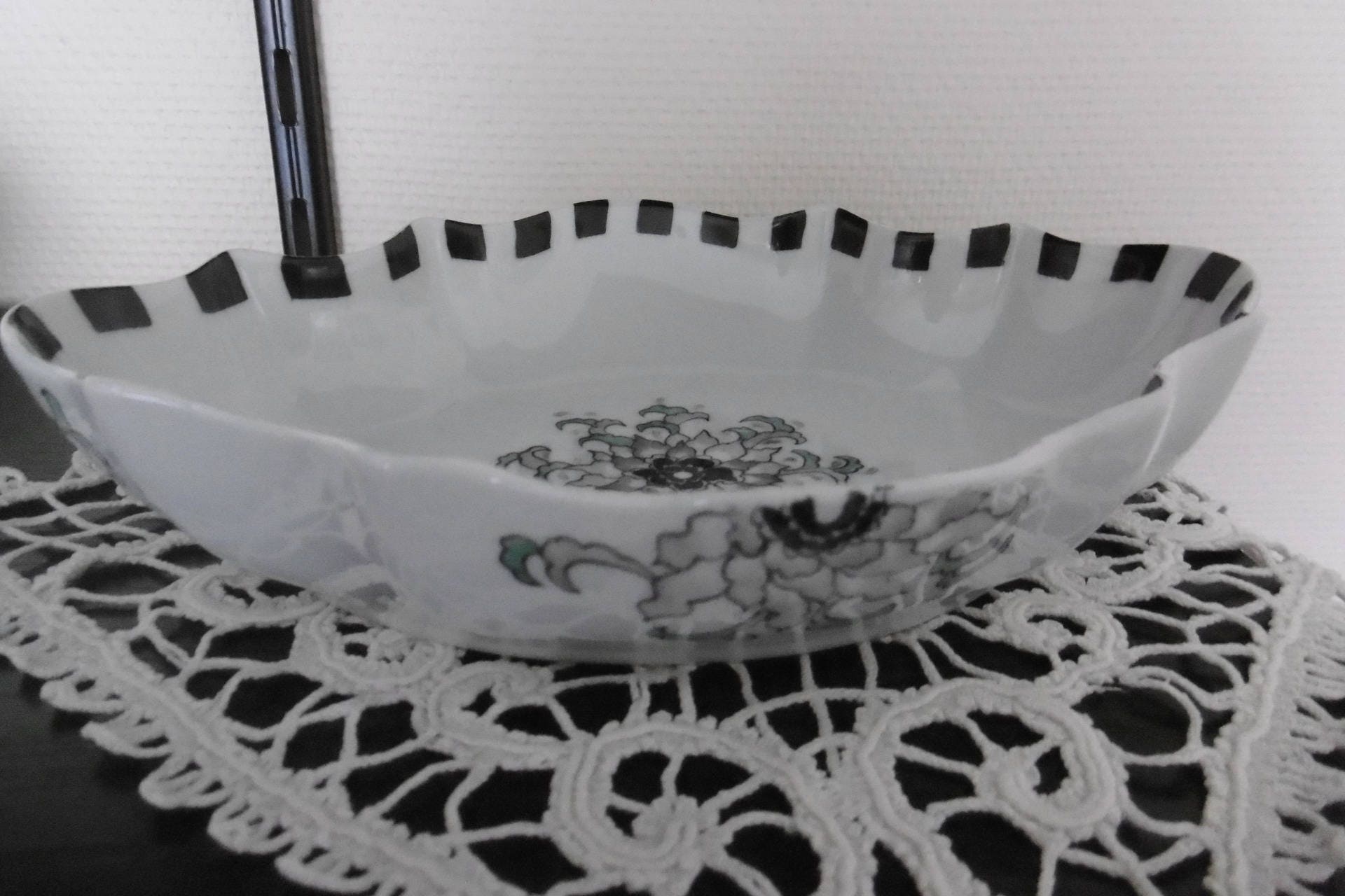 Plat Creux Chantourné en Porcelaine Peinte Main. Motif Art Déco d'une Rose Baroque Au Centre et de D