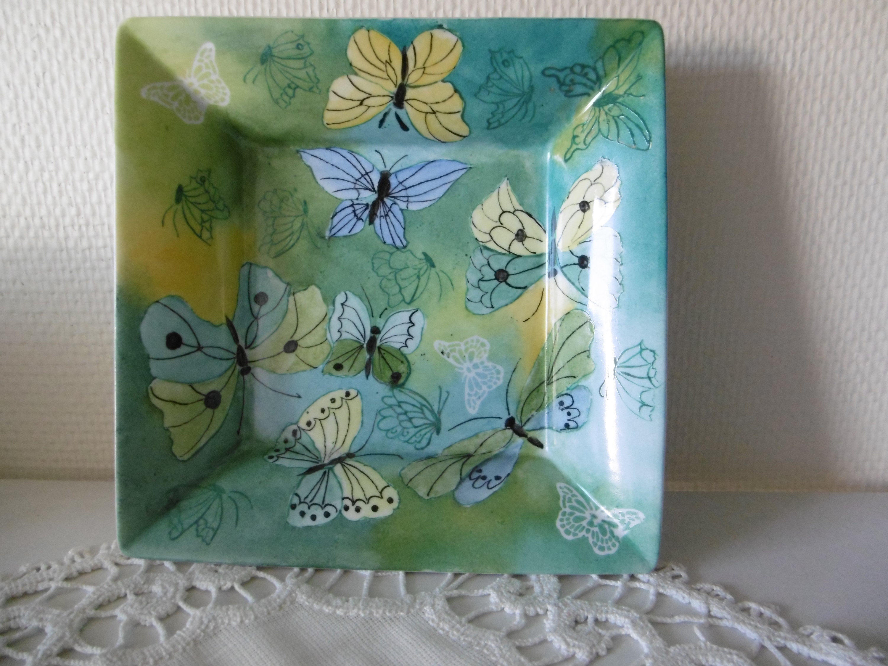 Vide-Poche Carré en Porcelaine de Limoges Décor Multiples Papillons sur Fond Turquoise, Jaune et Ver