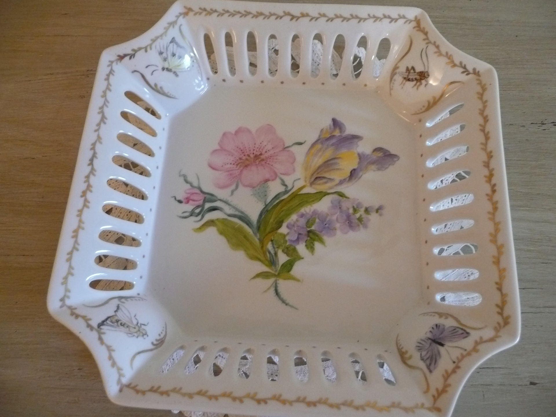 Corbeille en Porcelaine Ajourée Peinte Main, Carrée Décor Type Sèvres d'un Bouquet de Fleurs, d'inse