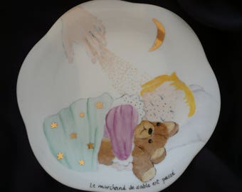 Assiette de naissance à accrocher au mur, en porcelaine peinte main : "Le marchand de sable est passé".