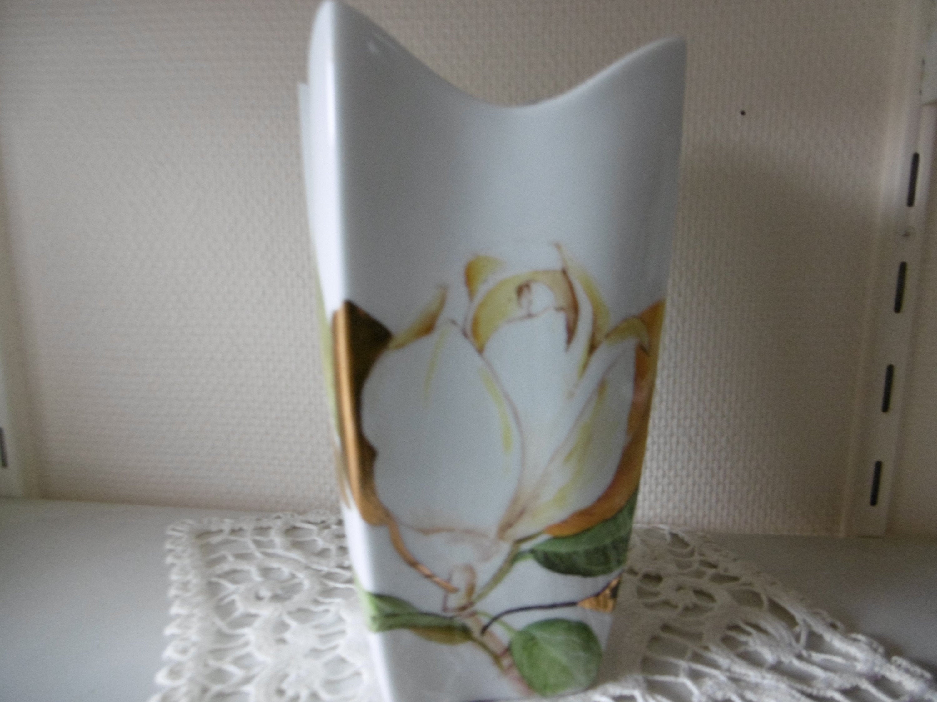 Vase Tulipe en Porcelaine Peinte à La Main Bouton de Magnolia et Ses Feuilles