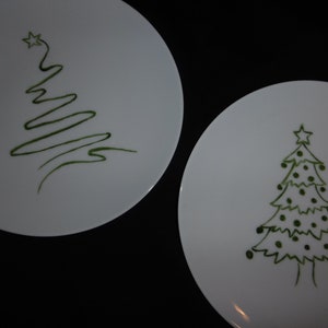 6 assiettes à dessert en porcelaine décorées de 6 sapins de Noël différents image 3