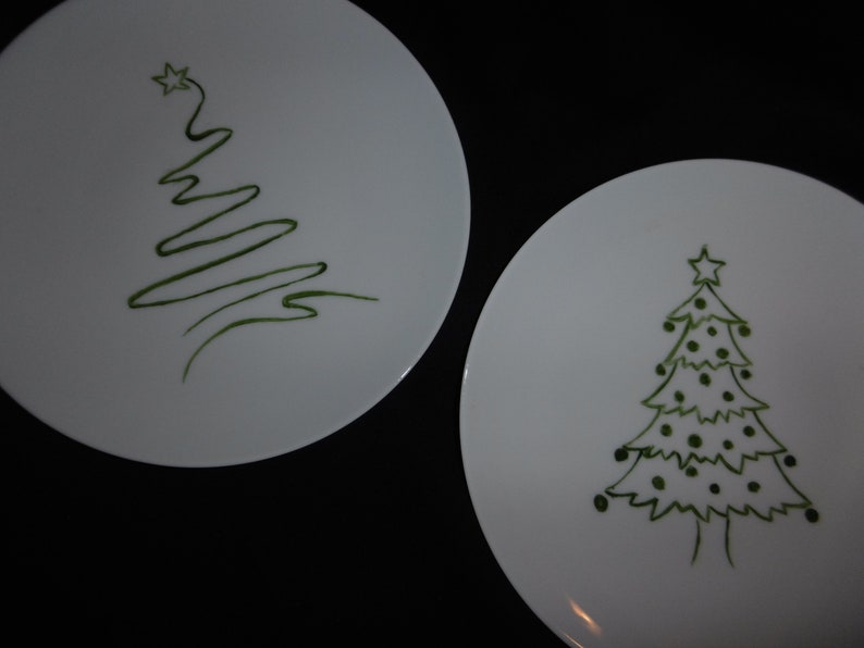 6 assiettes à dessert en porcelaine décorées de 6 sapins de Noël différents image 3