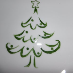 6 assiettes à dessert en porcelaine décorées de 6 sapins de Noël différents image 2