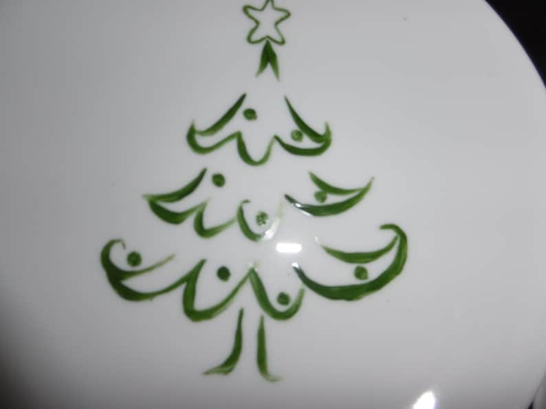 6 assiettes à dessert en porcelaine décorées de 6 sapins de Noël différents image 2