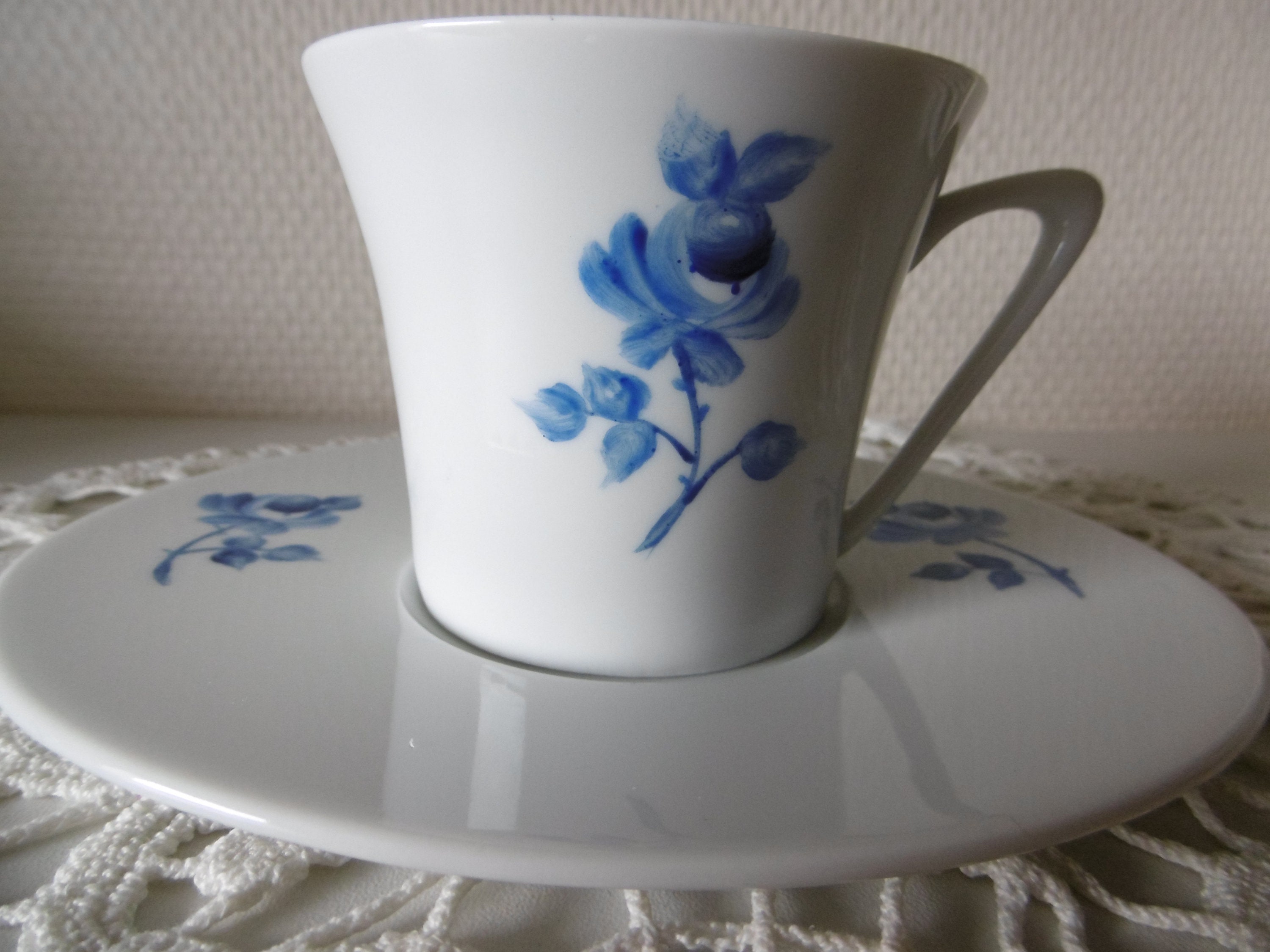 Tasse à Thé et Soucoupe Ovale en Porcelaine Peinte Main Roses Bleu