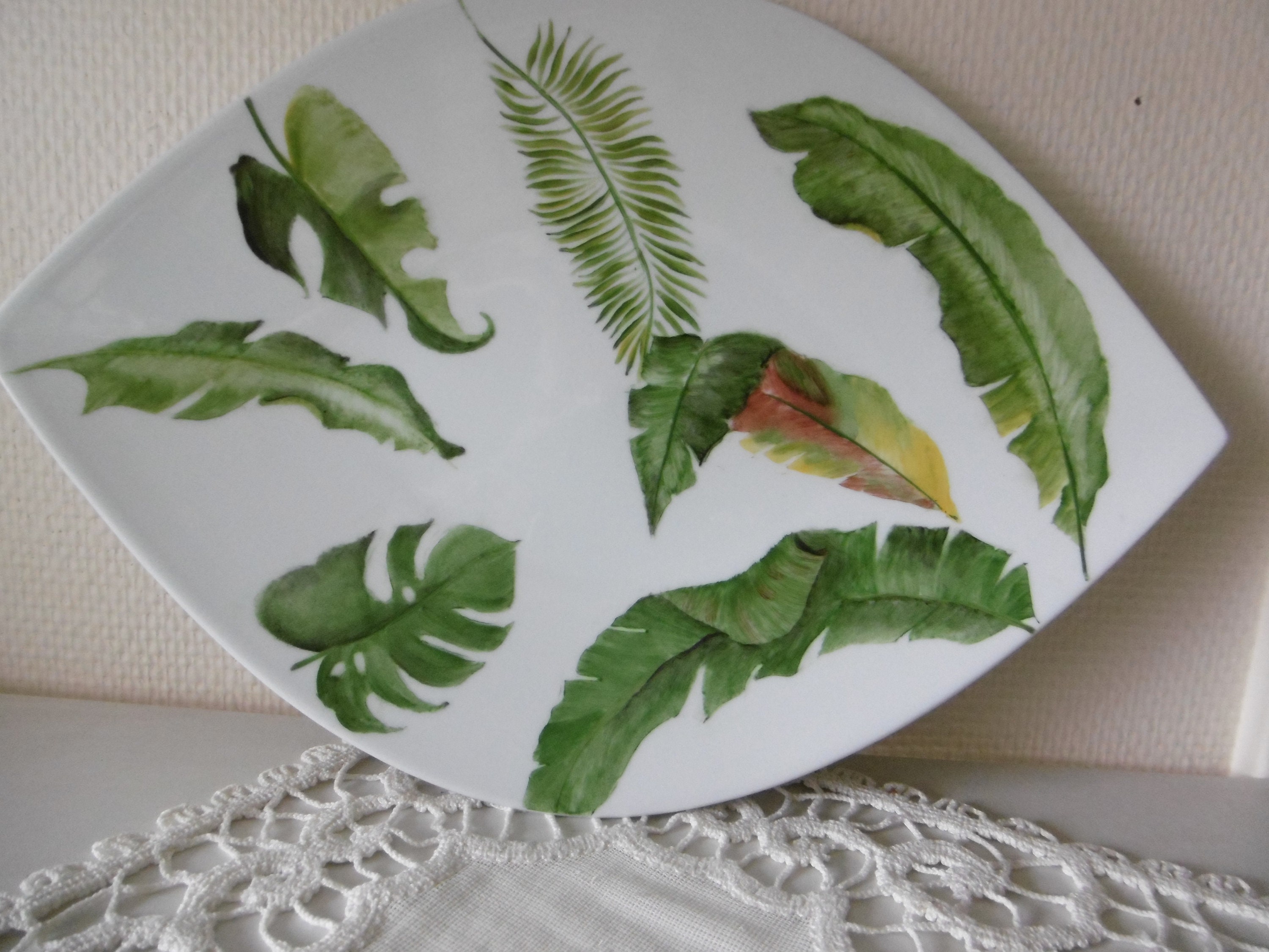 Plat Oblong en Porcelaine Peinte Main Feuillage Tropical