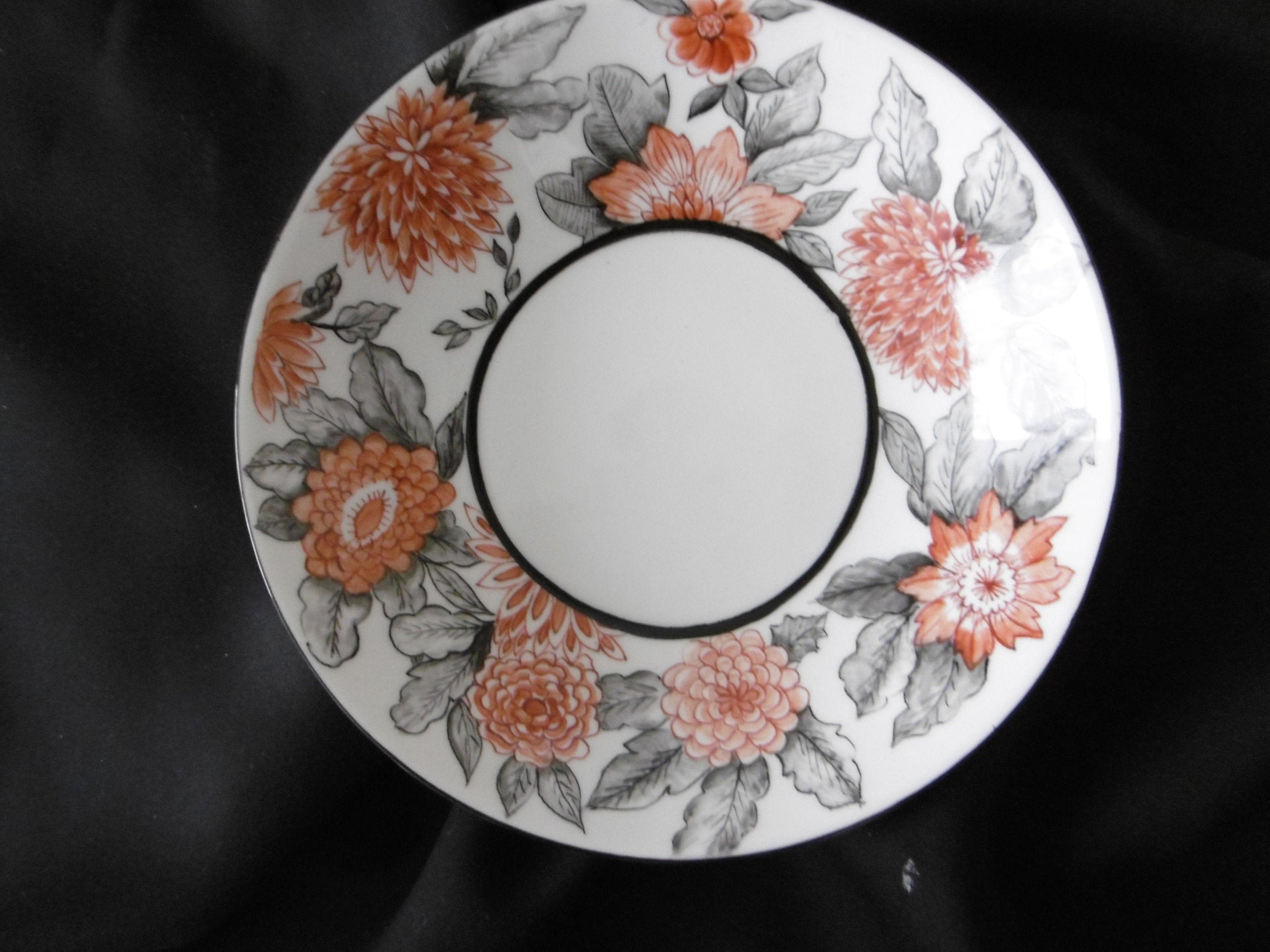 Assiette Creuse de Présentation en Porcelaine Peinte Main Fleurs Rouges et Feuillage Gris