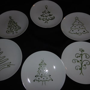 6 assiettes à dessert en porcelaine décorées de 6 sapins de Noël différents image 6