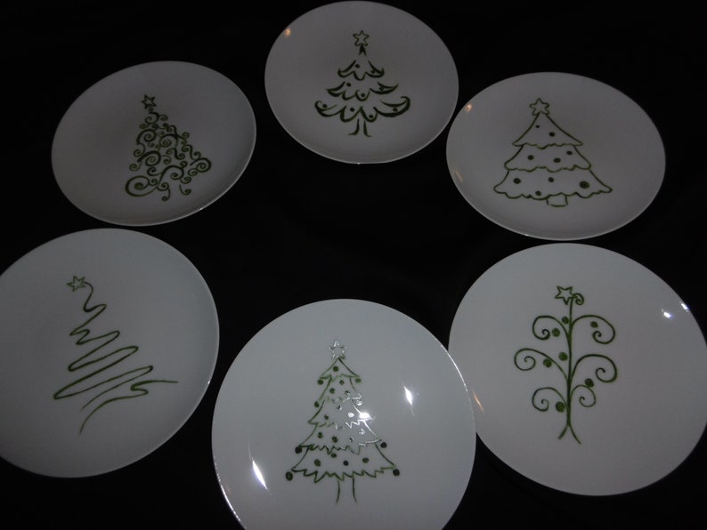 6 assiettes à dessert en porcelaine décorées de 6 sapins de Noël différents image 6