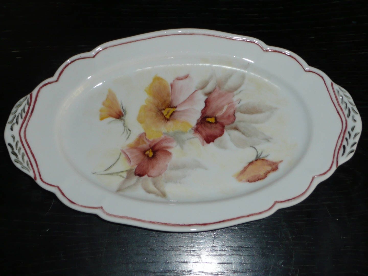 Petit Plat Ovale en Porcelaine Peinte Main, Style Rétro Motif Pensées Jaune et Rouge