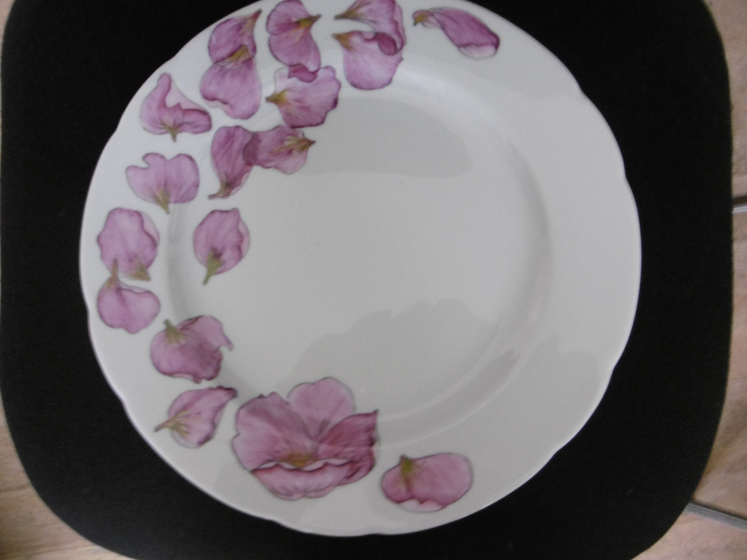 Plat Rond à Gâteau Chantourné en Porcelaine de Limoges Peinte Main Pétales Roses et Pourpres