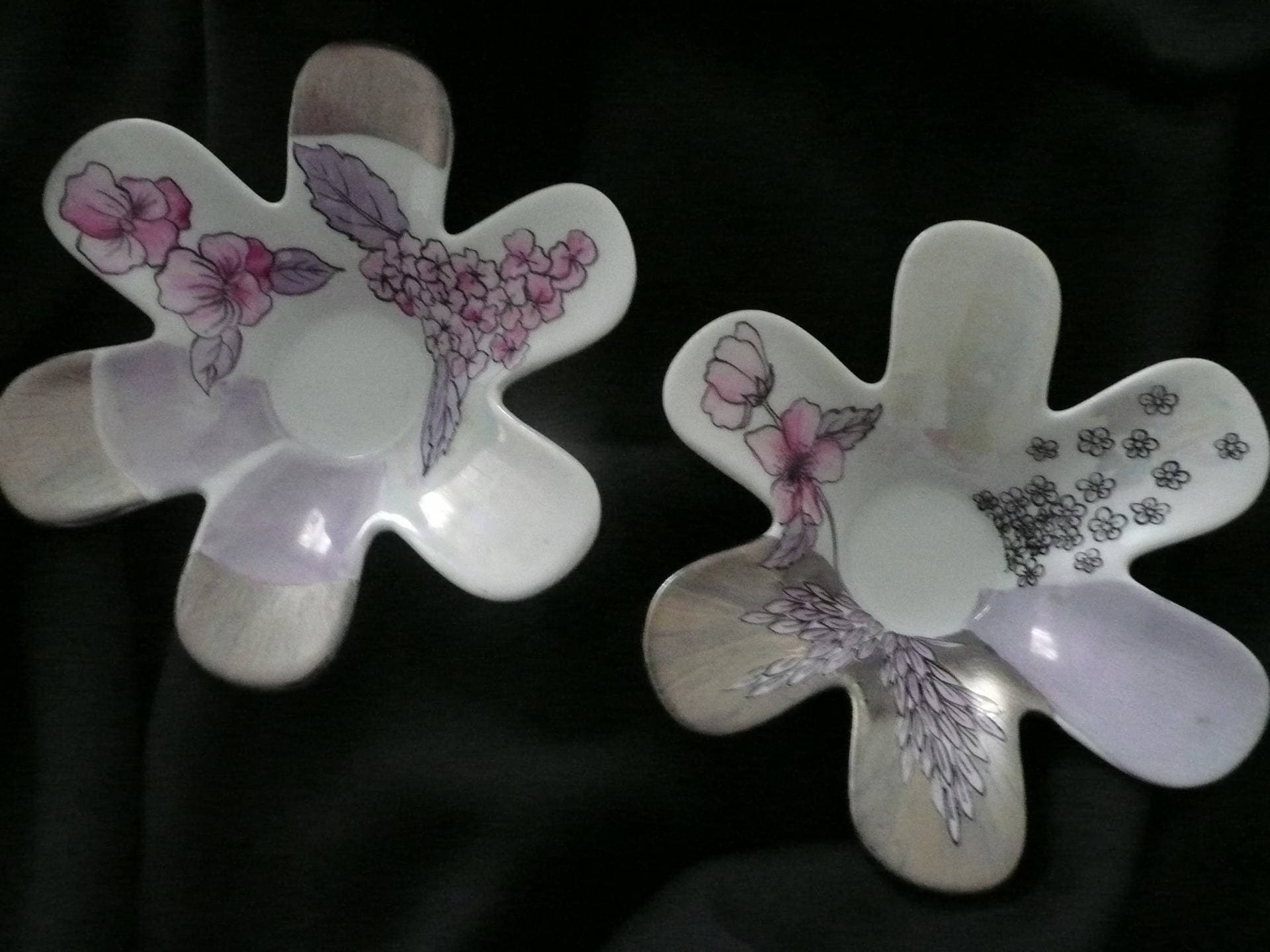 2 Bougeoirs en Forme de Fleurs à 6 Pétales Porcelaine Peinte Main Roses, Argent Relief, Feuillage et