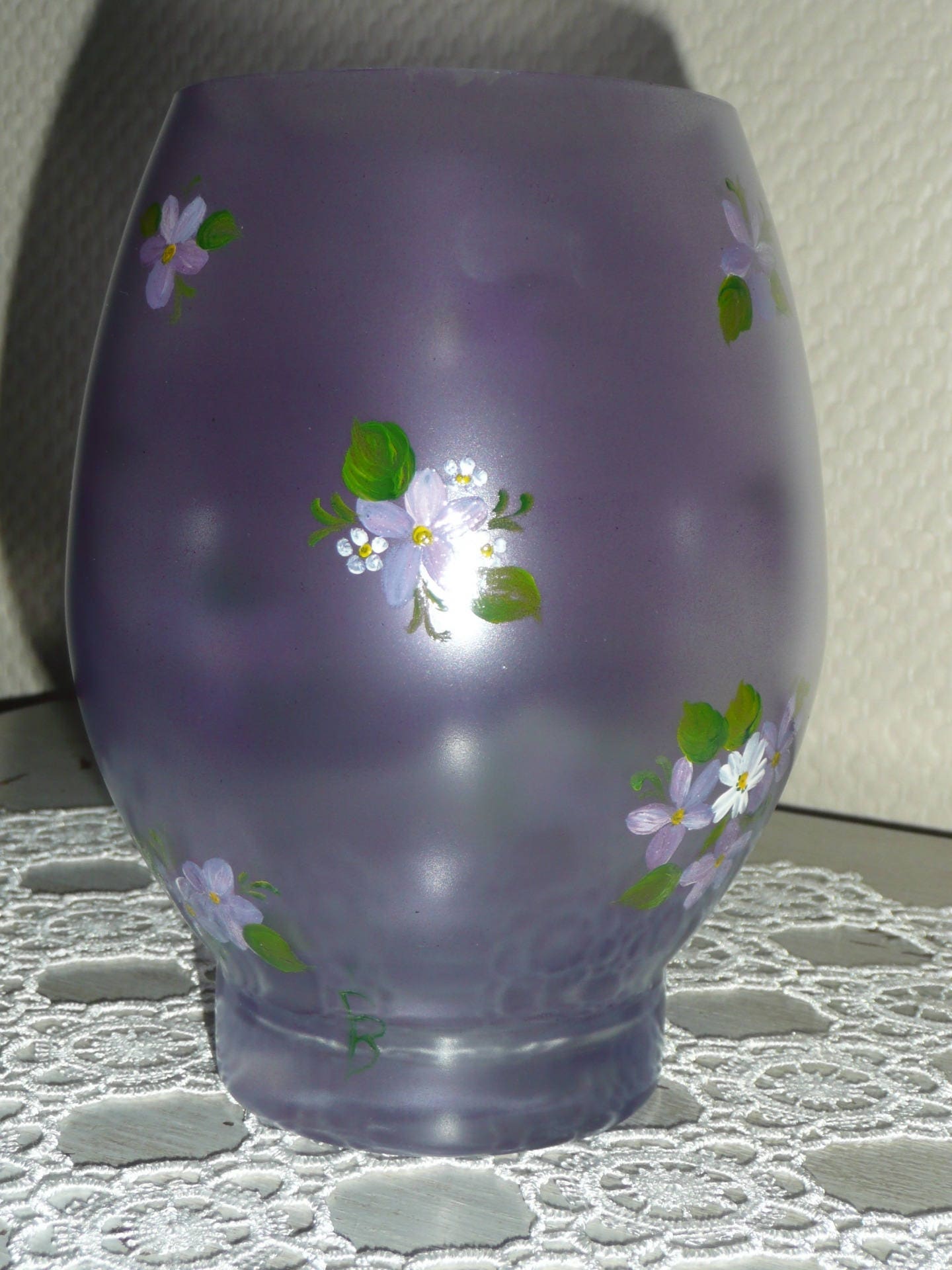 Photophore en Verre Peint Main Fond Mauve, Violettes et Fleurs Blanches