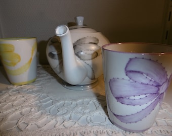 Service à thé pour deux, théière et deux verres à thé décorés de rubans et de noeuds