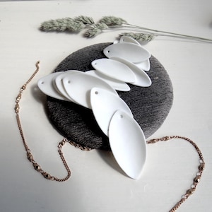 PERLES SEQUINS BLANCS  feuilles élégantes en porcelaine blanche 2 tailles au choix création artisanale