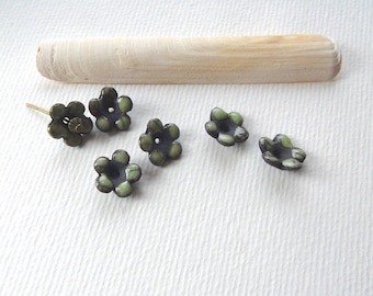 Small green ceramic flowers for jewelry and decoration creations, handmade in the workshop.