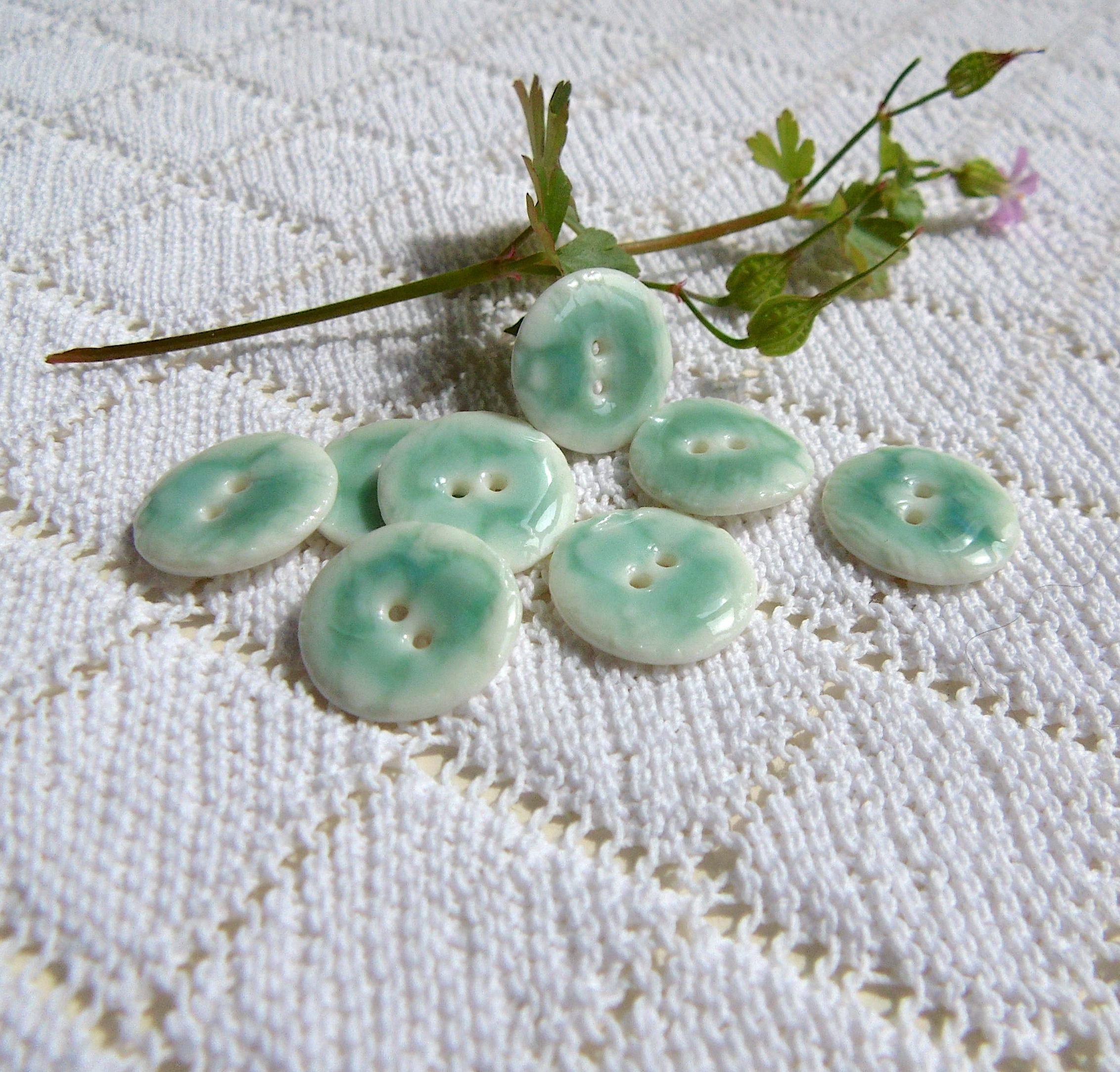 JOLIS BOUTONS COUTURE en porcelaine vert doux brillant 3 tailles au choix -   France