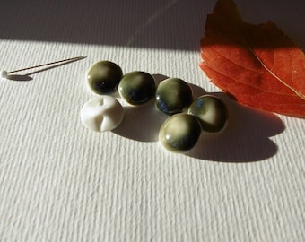 Petits boutons ronds en porcelaine émail vert gris