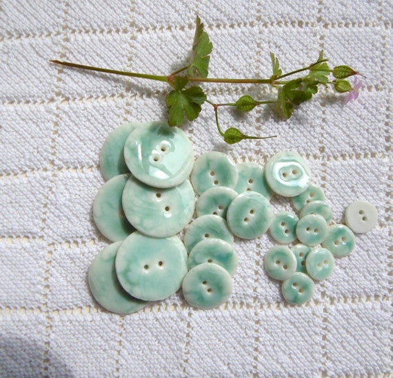 JOLIS BOUTONS COUTURE en porcelaine vert doux brillant 3 tailles au choix -   France