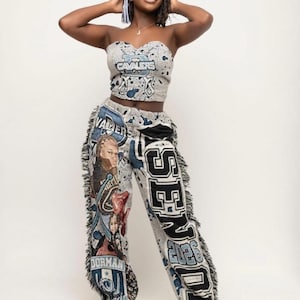 Completo pantaloni con motivo arazzo e coperta