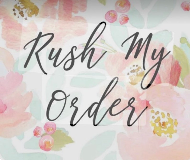 Pu&ograve; includere: Un design floreale ad acquerello con le parole "Rush My Order" in elegante scrittura nera. Lo sfondo presenta morbidi fiori rosa e pesca con foglie verdi, creando un'estetica delicata e artistica.