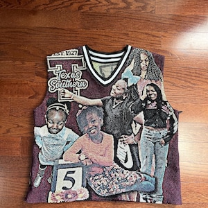 Può includere: Un gilet senza maniche con scollo a V di colore bordeaux scuro con un design grafico intrecciato di più persone e il testo Texas Southern EST. 1927. La parte anteriore mostra un grande numero 5 su un blocco e varie figure in abbigliamento casual.