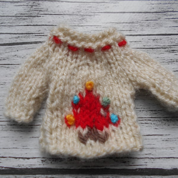 Pull miniature sapin de Noël réalisé au tricot, sweater miniature en laine, ornement à suspendre, fait main