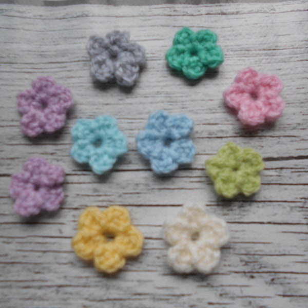 Jolies petites fleurs réalisées au crochet, lot de 10 fleurs en laine, fait main, scrapbooking