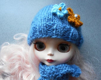 Bonnet poupée Blythe réalisé au tricot couleur bleu, bonnet poupée au tricot, fait main