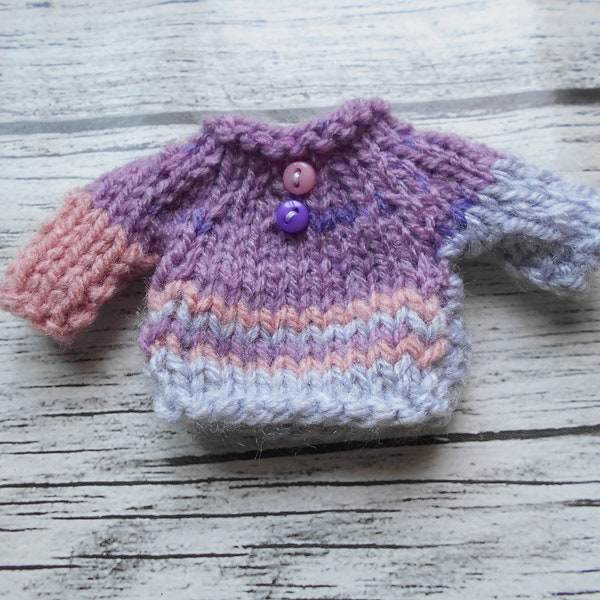 Pull, sweat miniature réalisé à la main en laine violet, miniature au tricot, ornement à suspendre, fait main