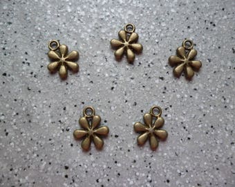 5  Breloques Fleurs 10 x 12 mm en métal bronze