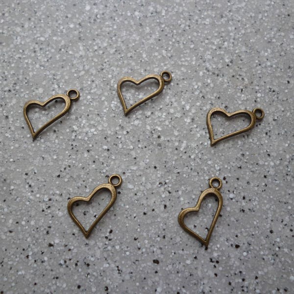 5 Jolies  breloques Coeurs  en métal bronze