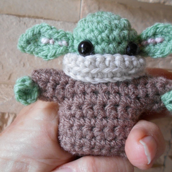 Baby Yoda le Mandalorian, Star Wars, réalisé au crochet en laine, amigurumi yoda, fait main .