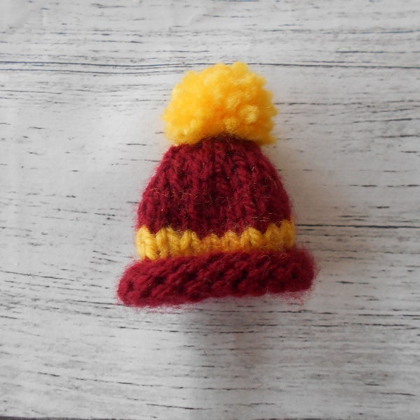 Bonnet miniature réalisé au tricot en laine jaune et rouge bordeaux, miniature au tricot, fait main