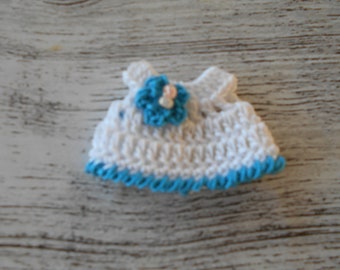 Robe miniature réalise au crochet en coton blanc et bleu, miniature au crochet, fait main.