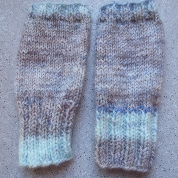 Jolies mitaines réalisées au tricot en laine gris et bleu, mitaines femmes, fait main