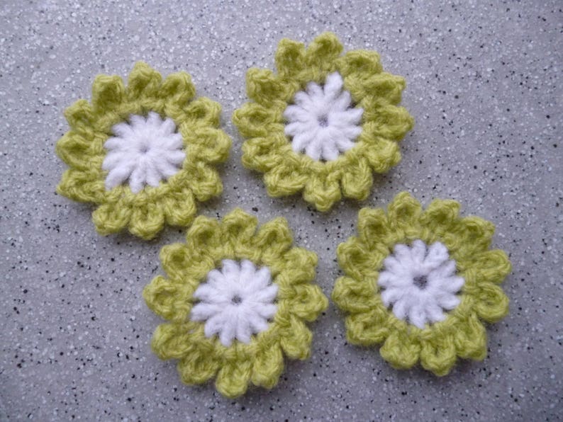 4 Fleurs au crochet en laine écru, vert anis réalisées à la main image 1